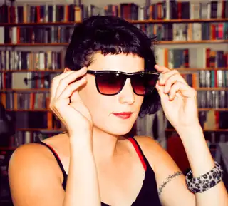 ADÉLA ELBEL: TROJJEDINÁ