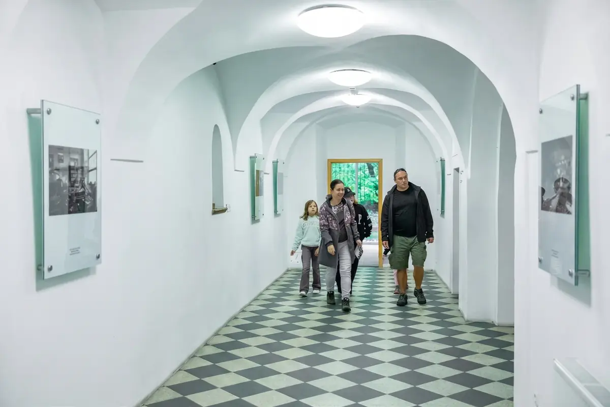 Okna a dveře zmizelých jabloneckých domů — Eurocentrum, Jablonec nad Nisou