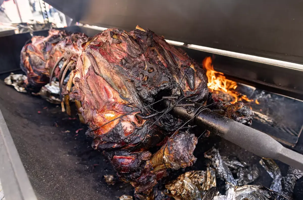 Braten eines ungarischen Stiers in Slaný 2026 — Masarykovo náměstí, Slaný
