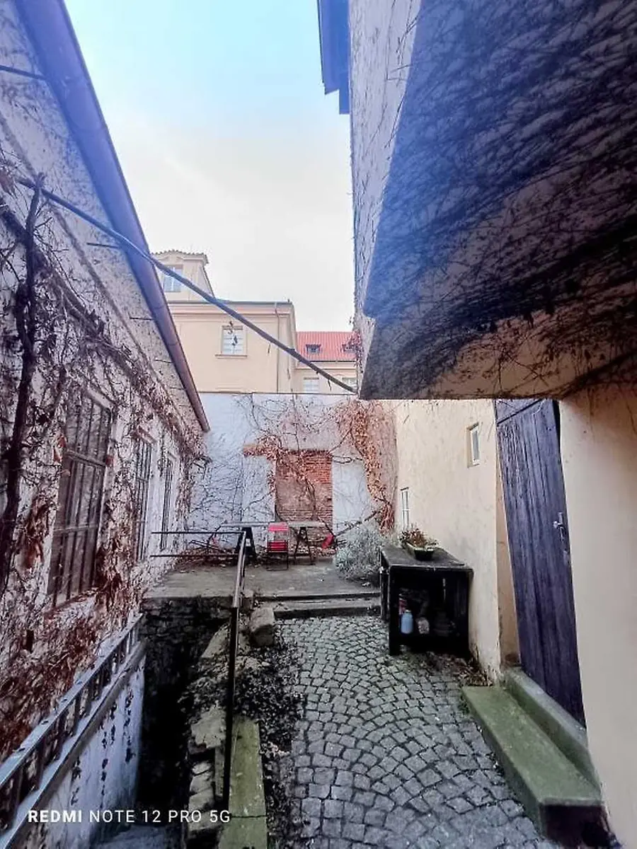 Průchody a skrytá zákoutí staré Prahy — roh ulic Řásnovky a Klášterské, Praha