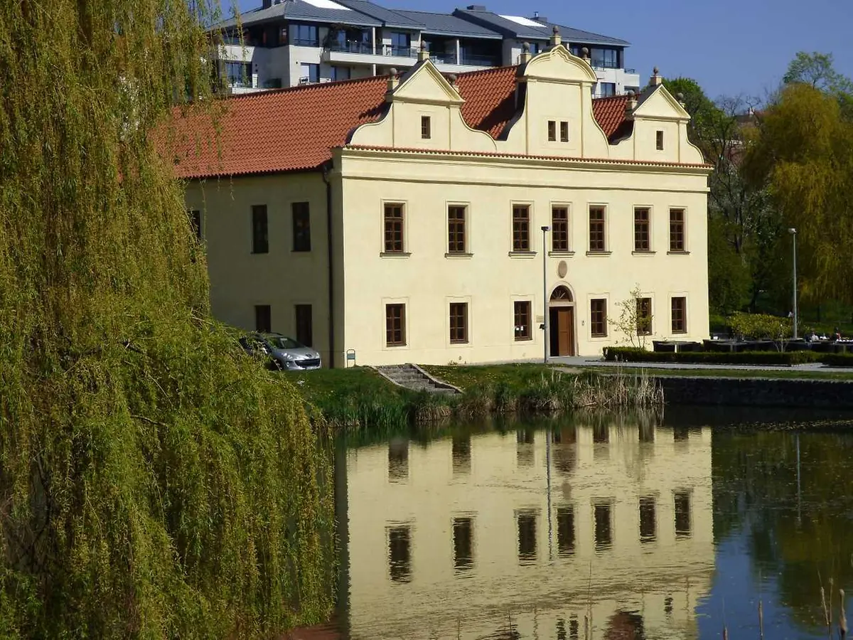 Břevnovem, po proudu Brusnice a proti proudu času — Před hlavní branou Břevnovského kláštera, Praha