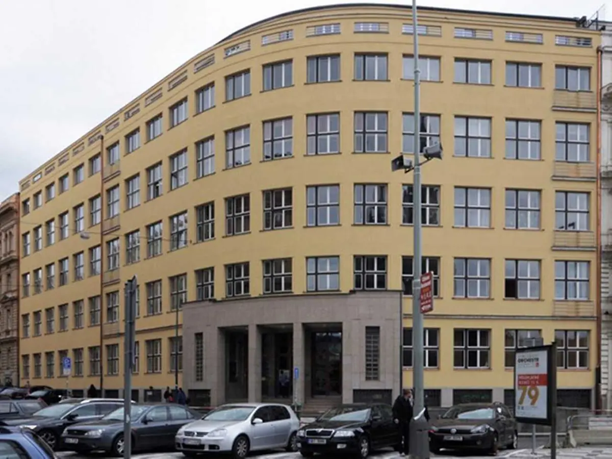 Z učeben ke hvězdám: Arcibiskupské gymnázium — Arcibiskupské gymnázium u náměstí Míru, Praha