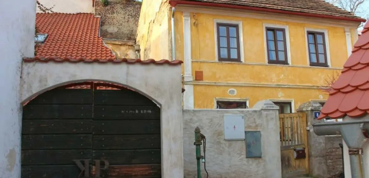 Střešovičky – vesnička v pískovcových skalách — Tramvajová zastávka Baterie, Praha