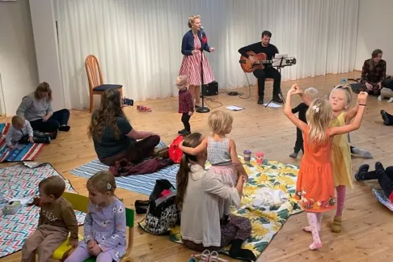 Filharmoniště: Swing me, Baby (s dětmi od 0 do 3 let) — Novoměstská radnice, p.o., Praha
