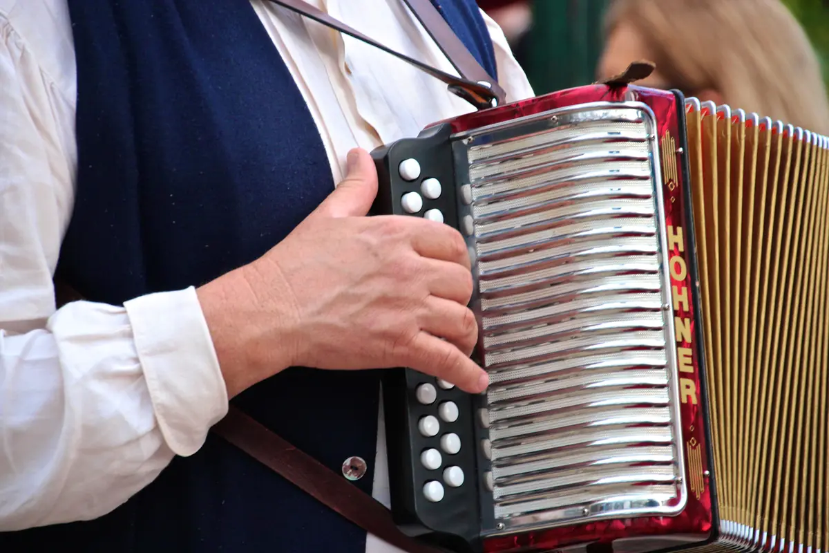 Setkání s harmonikou — Kulturní centrum, Týnec nad Sázavou