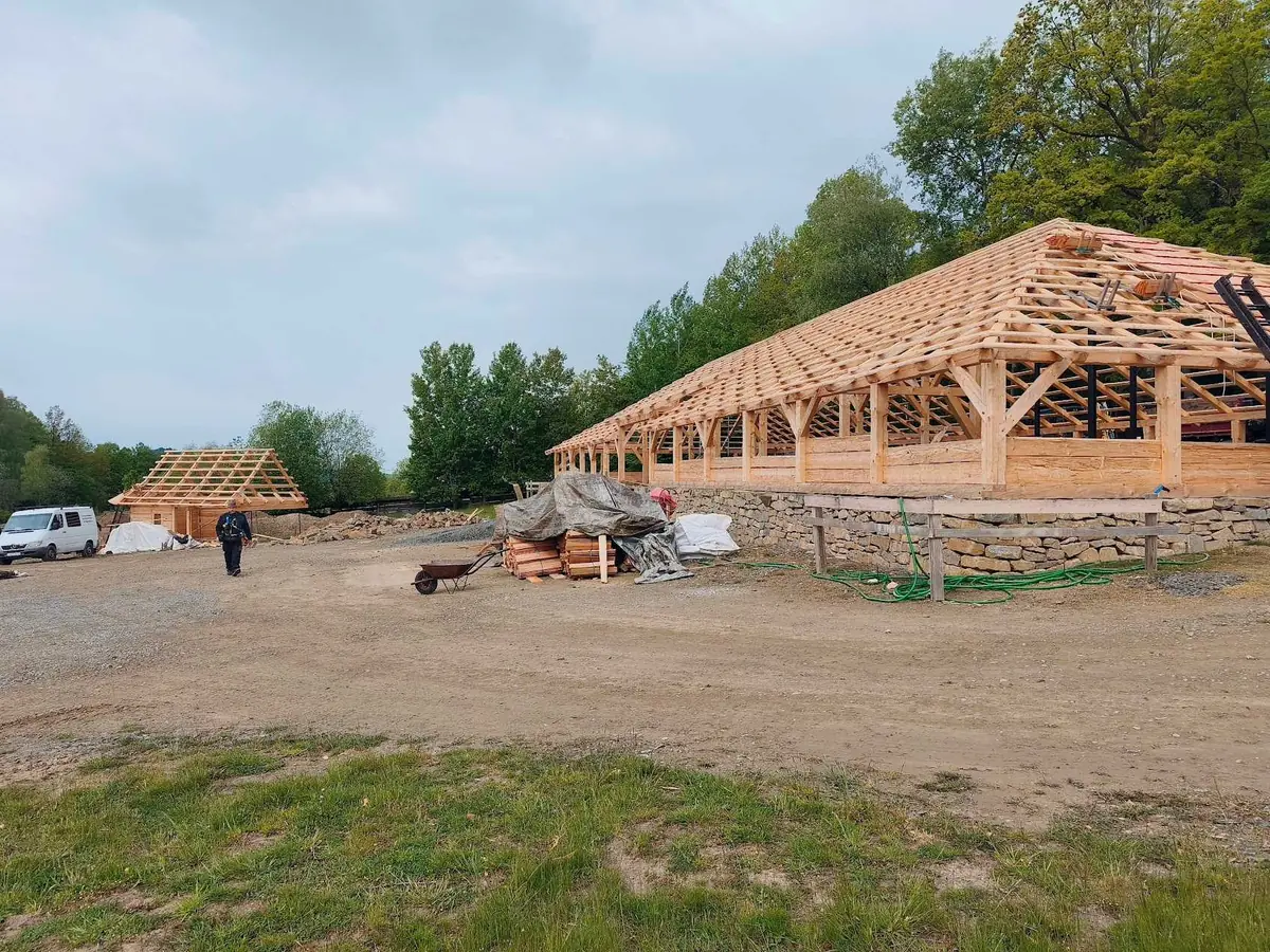 Den Architektury: Rožnov pod Radhoštěm – Kolibiska: Staveniště nového areálu muzea — Valašské muzeum v přírodě, Rožnov po Radhoštěm