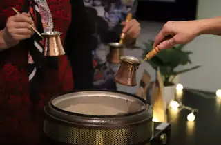Das Ritual der Kaffeezubereitung in der Dschezve