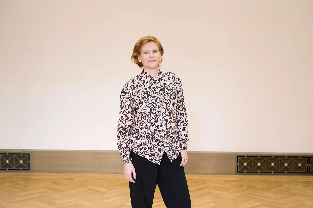 Kurátorská komentovaná prohlídka výstavy Crested/mâcistan s Julií Bailey v angličtině — Galerie Rudolfinum, Praha