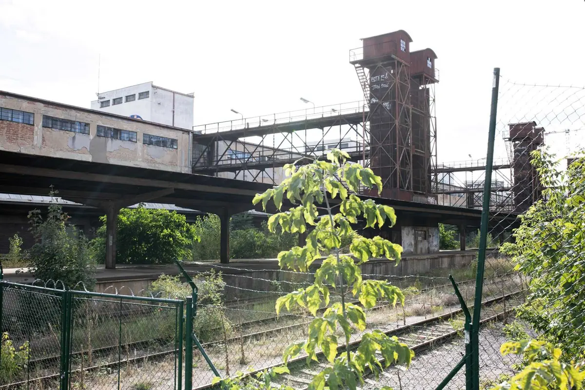 Den Architektury: Praha – Z nákladového nádraží na Dýmovou horu — Park roh ulic Olšanská a Jana Želivského, Praha