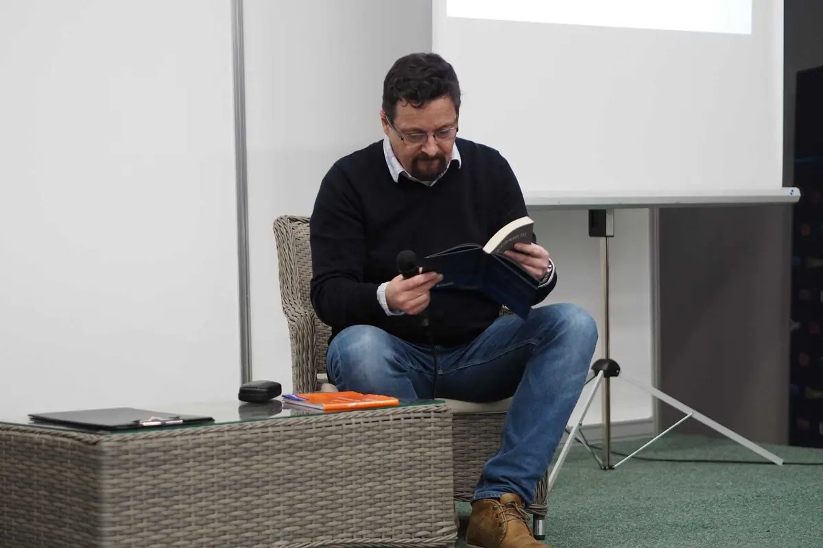 Čáry v písku s Michalem Vieweghem: Humor jako záchranná brzda — Vnitroblock, Praha