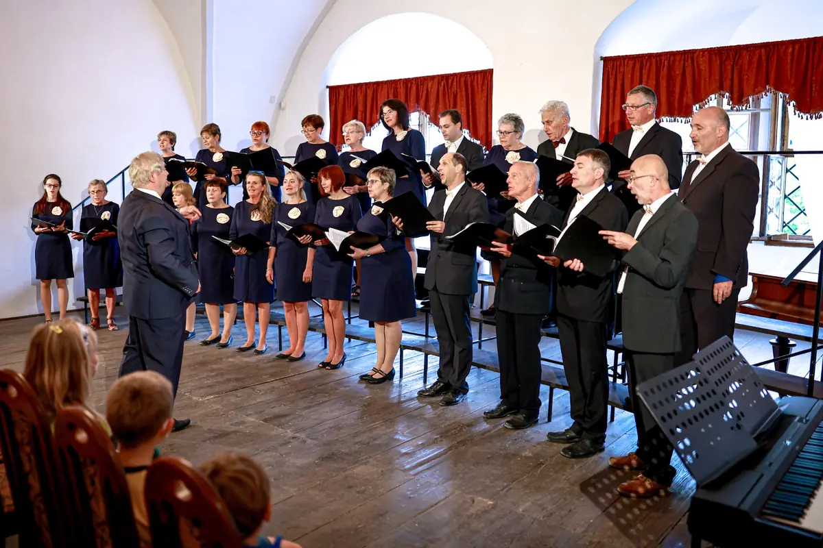 Koncert Pěveckého sboru HRON z Náchoda — Bělohradská sýpka, Lázně Bělohrad