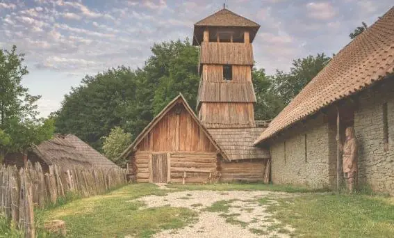 RAKOUSKO-UHERSKÉ TROFEJE — Archeoskanzen Modrá, Velehrad