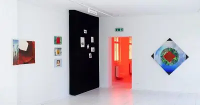 Autorská komentovaná prohlídka výstavy DUEL Lukáše Slavického — Galerie Dům, Broumov