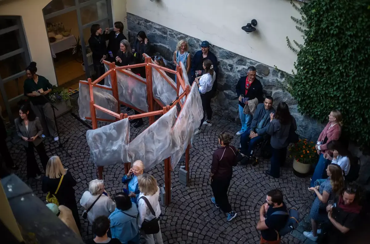 Are You There? - Ausstellung im Garten — Atrium Žižkov, Prag