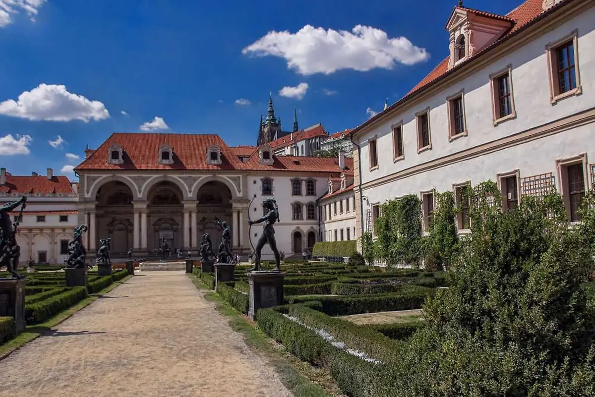 Valdštejnský palác se zahradou — Stanice metra Malostranská, Praha
