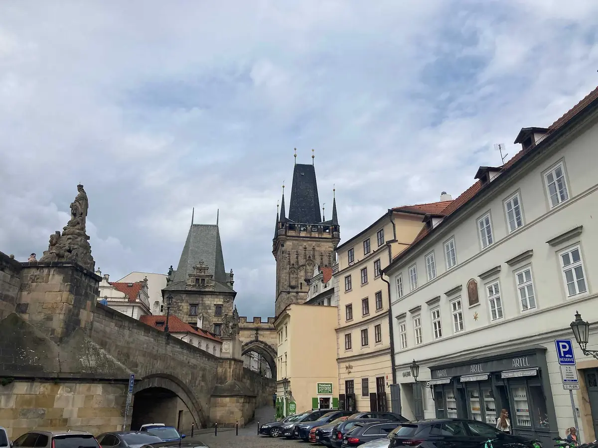 Gassen rund um das Lužický-Seminar — U-Bahn-Station Malostranská, Prag