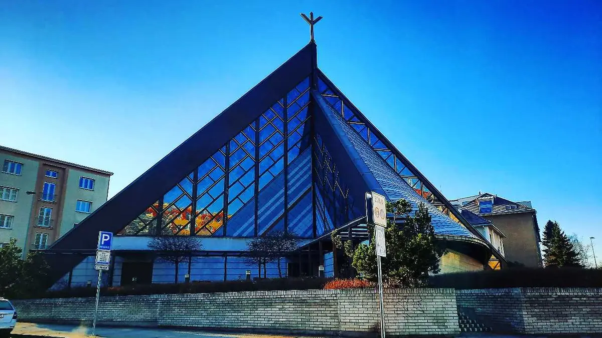 In Strašnice spukt es nicht - Kirche der Unbefleckten Empfängnis der Jungfrau Maria — Kostel Neposkvrněného početí Panny Marie, Prag