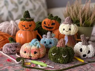 Halloween-Kürbisse häkeln