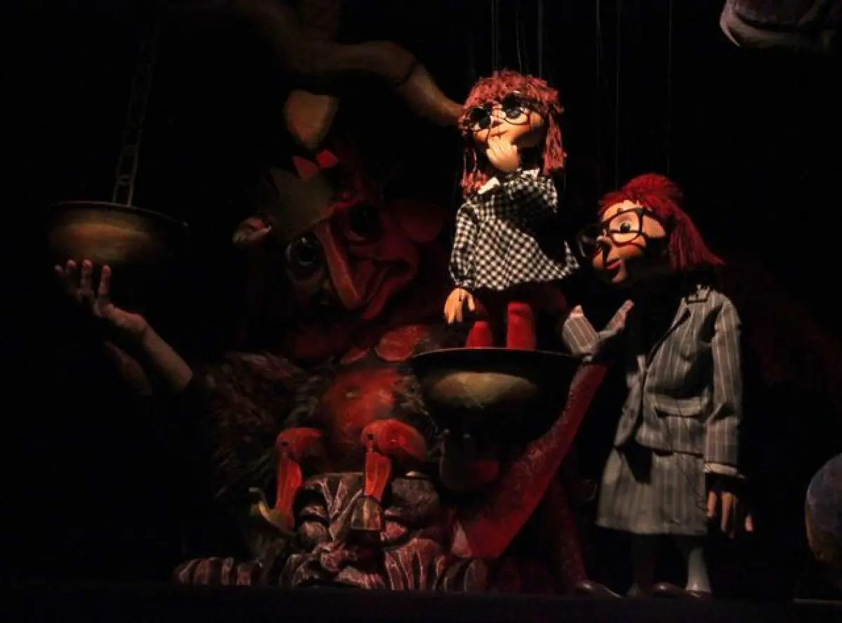 Wie alle Teufel zusammen die Manicka nähten — Theater Spejbl und Hurvínek, Prag