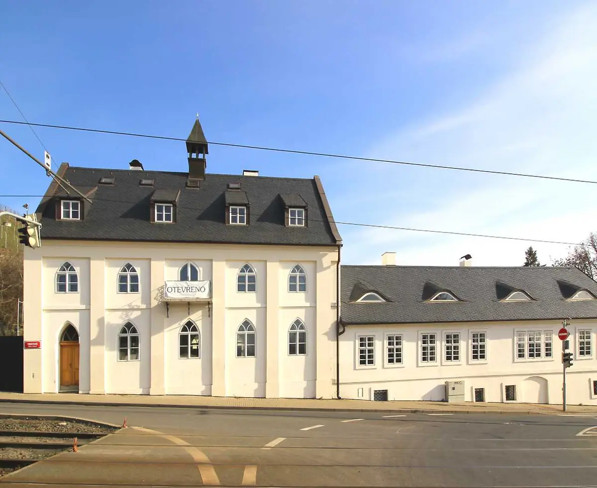 Leere und berühmte Villen in Troja — Tramvajová zastávka Trojská, Prag