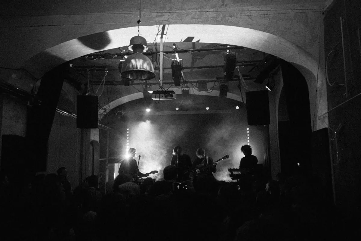 Initial Decay — Kampus Hybernská, Prag