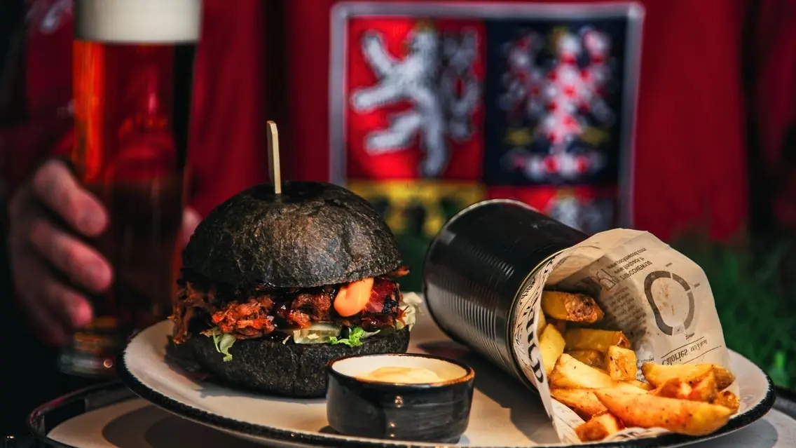 HC Sparta Praha x Mountfield HK | BURGER JAKO PUK — BACKSTAGE RESTAURANT u O2 areny, Prag