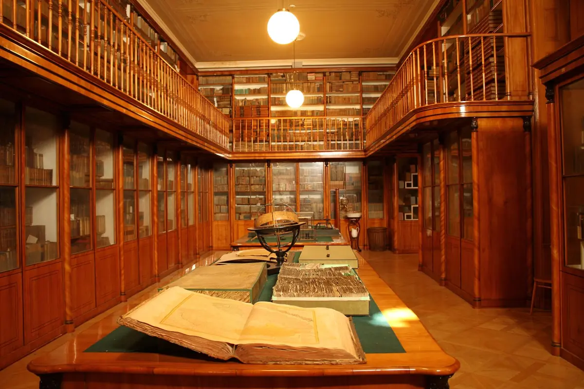 Führungen durch die Kinský-Bibliothek — Nationalmuseum, Prag