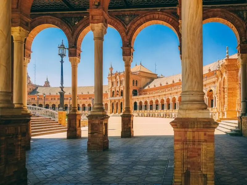 AL-ANDALUS: ZWISCHEN HALBMOND UND KREUZ — Museum für Kunstgewerbe in Prag, Prag