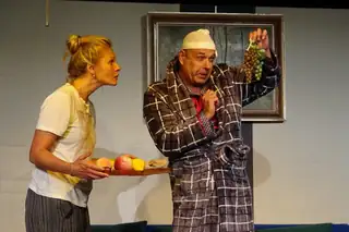 Актёр в дом, палку в руку