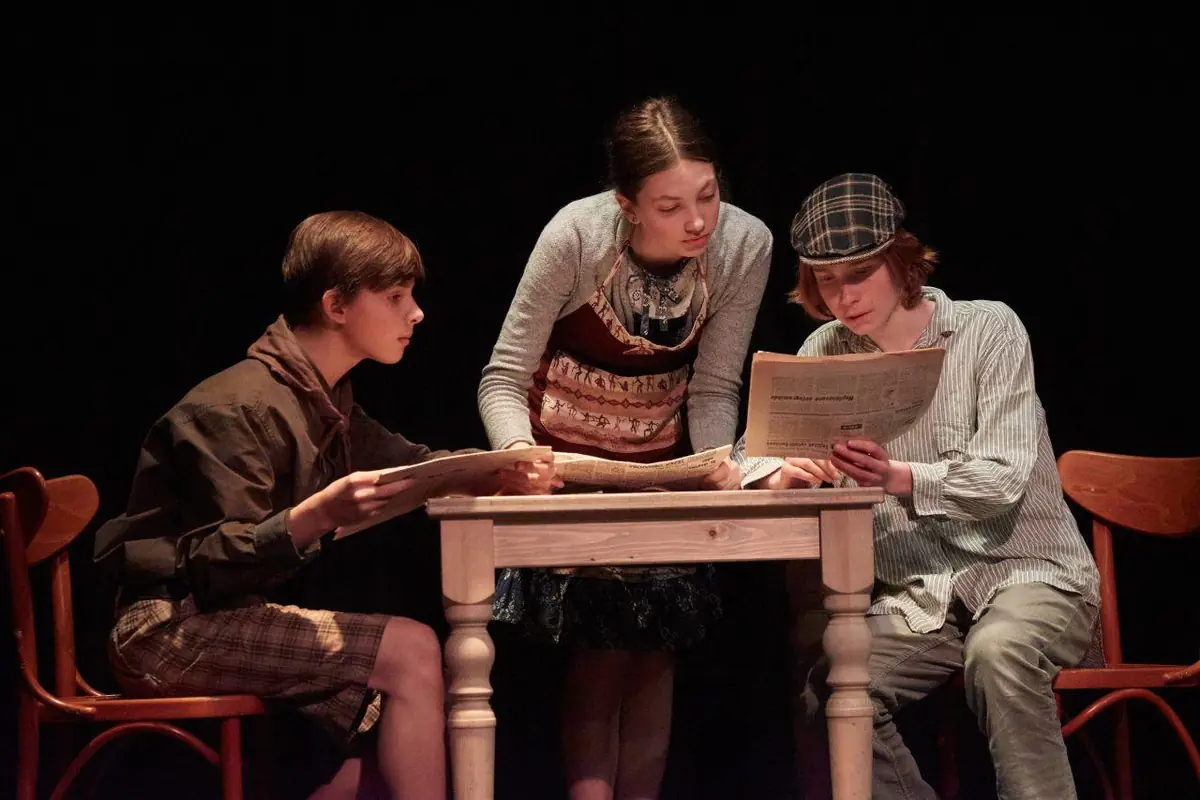 DRDS: Cigoligo, Habichte, oder ein Schmetterling im Gesicht, Jetzt setze ich mich hin und schreibe ein Gedicht — Theater Minor, Prag