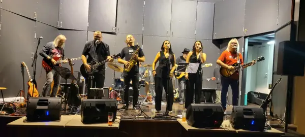 Hudba Praha — Jiráskovo divadlo, Хронов