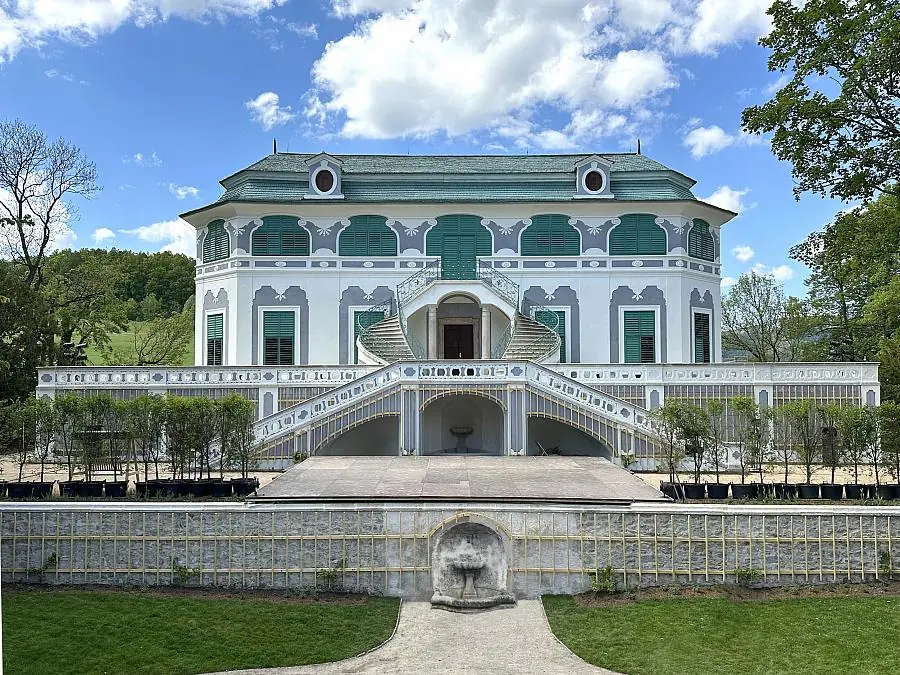 Castle Wine Tour – zahradami, sklepením zámku, klášterem — Infocentrum Český Krumlov, Český Krumlov