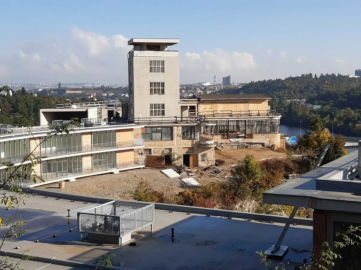 Barrandov – splněný sen jednoho podnikatele — Autobusová zastávka Filmové ateliéry Barrandov, Praha
