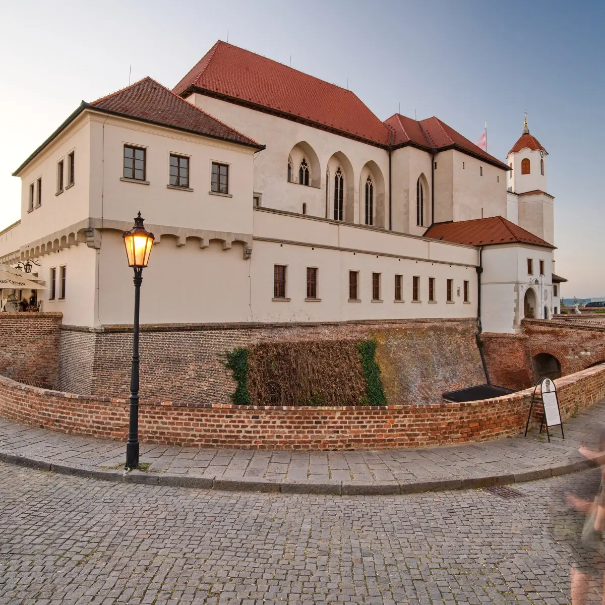 Příběh hradu v hantecu — Arnoldova vila, Brno