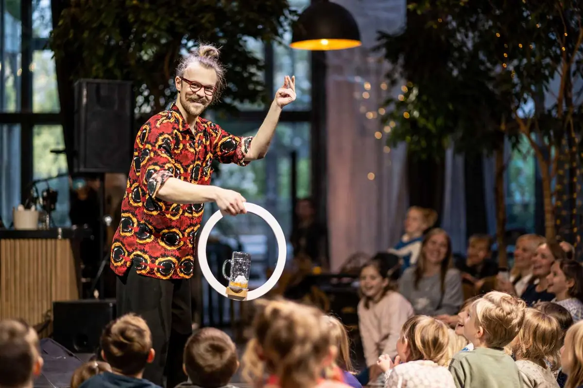 Zirkusshow — Foyer Café, Prag