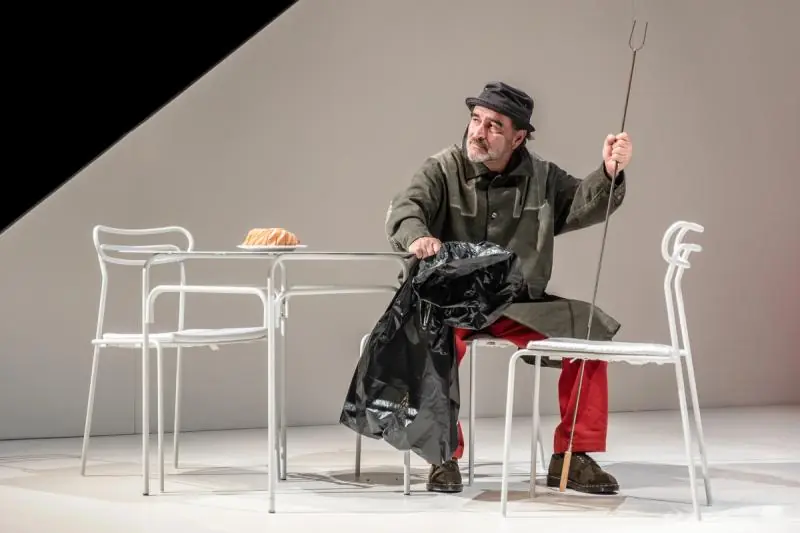 Einführung durch einen Dozenten zu Normale Detektivkomödie — Theater Husa na Provázku, Brünn