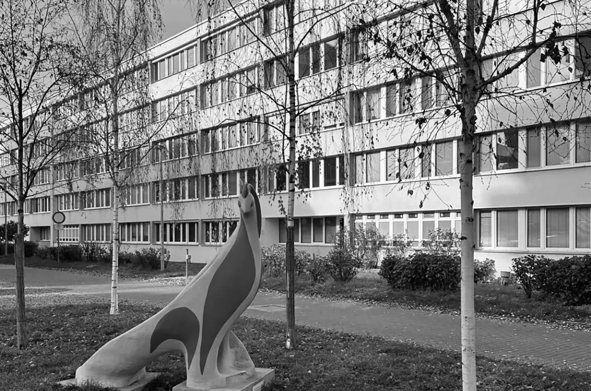 Karlín: Industriell, experimentell und ungeplant — Před kostelem Cyrila a Metoděje, Prag