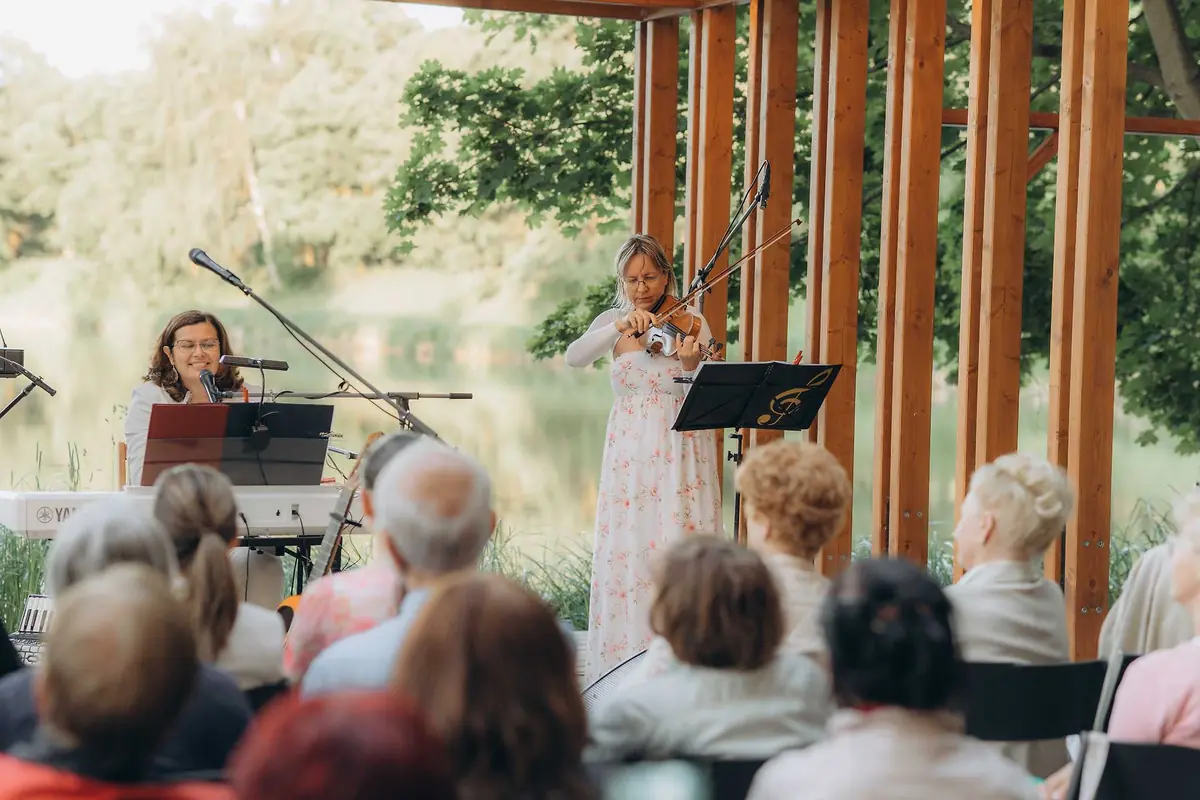 Nos Dames – Französische Lieder und Chansons — Schlesisches Schwimmbad, Hradec Králové