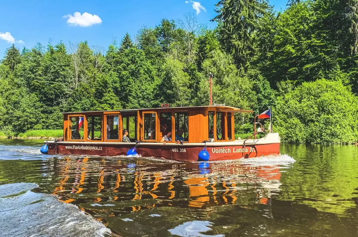 Boat Cruises on Vojtěch Lanna Junior – Hluboká nad Vltavou to Karlův Hrádek — Infocentrum Bosonoha, České Budějovice