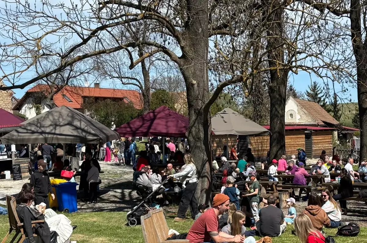 Farmářské trhy na Koledníku — Tetínské farmářské trhy, s.r.o., Tetín