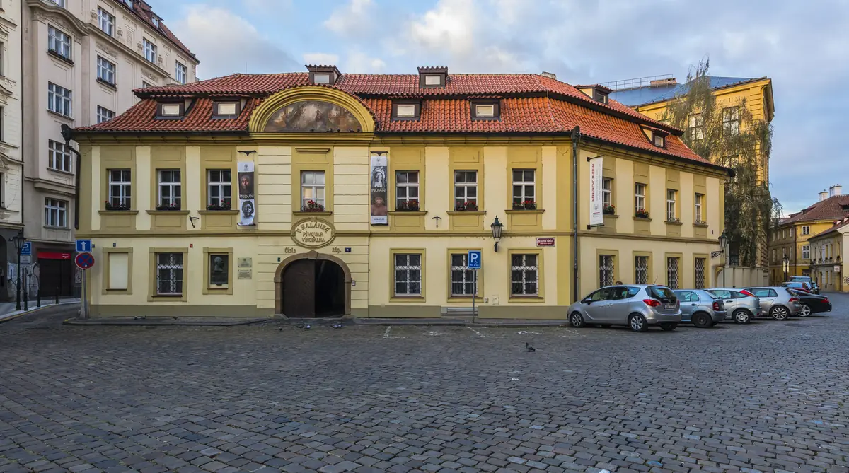Koruny a zlatnictví ve světské reprezentaci — Národní muzeum, Praha