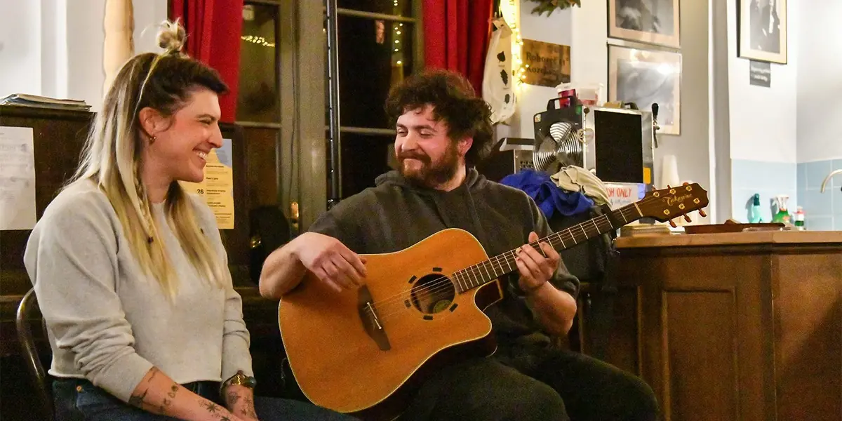 Vozovna Unplugged – Husy Vrány — KC Vozovna, Prag