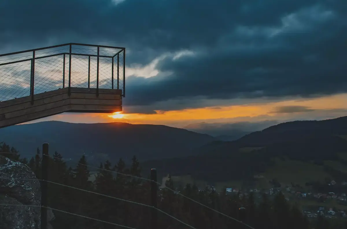 Ausblick: Bergmann, Fuchs, Bär und Schaf in Rokytnice n. J. - Sommerausflug zur Hlídka na Stráži — Městské informační centrum, Rokytnice nad Jizerou
