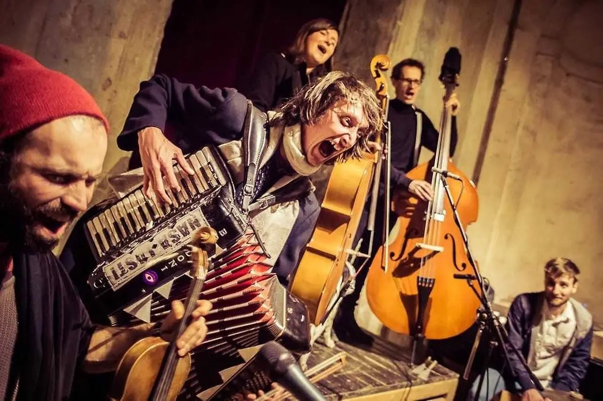 Fekete Seretlek: Progressive Theatrical Folk — Praha