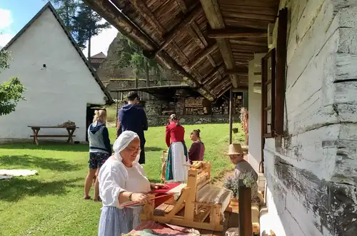 Живые ремёсла у подножия замка Велхартице