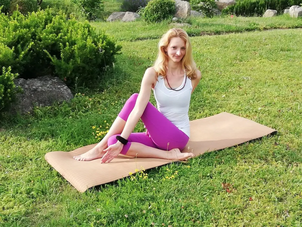 Yoga und Entspannung unter freiem Himmel im japanischen Garten AIZEN Říčany — Prag