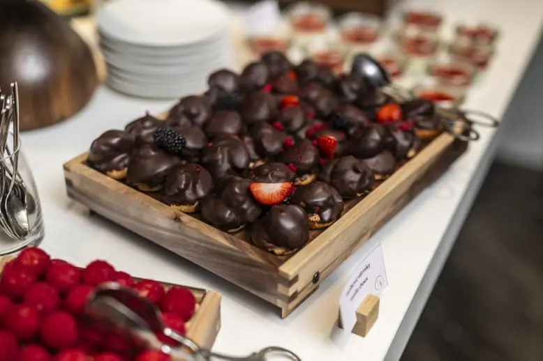 Nedělní brunch se jahodami a třešněmi — The Artisan, Praha