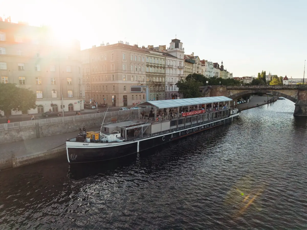 Paluba: bar — Cargo Gallery, Prag
