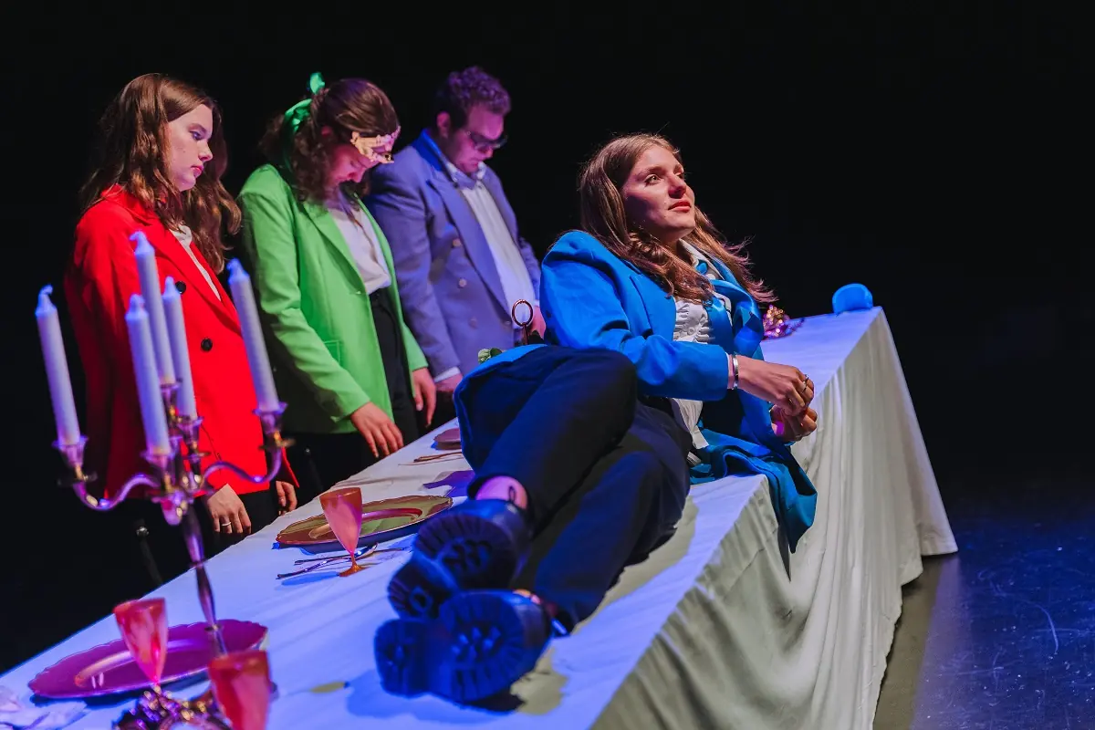 Theaterklasse CED (Starker Kaffee): Auf dem Tisch — HaDivadlo, Brünn