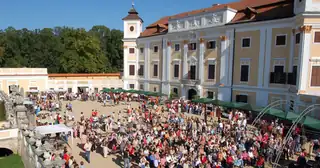 Trh místních produktů na nádvoří zámku Milotice